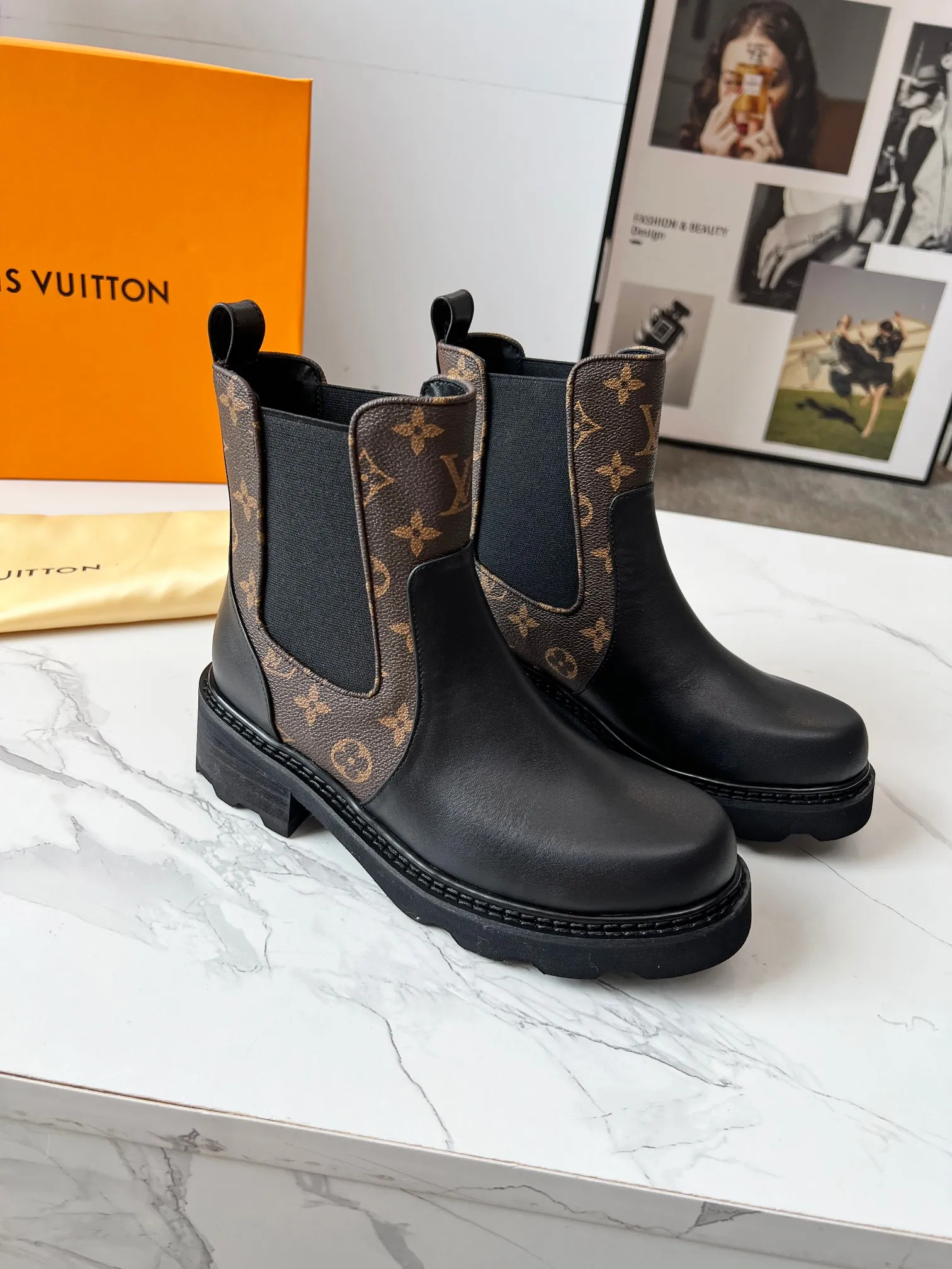 👟👟Ex-factory price 540👟👟 LOUS VUITON 🔥🔥🔥️ The latest short boots model from Louis Vuit 2025 official website, official website 💯 original version 1:1. LV Beaubourg uses calfskin to present a Chelsea-style upper, with a lightweight thick sole. Monogram canvas trim and contrast stitching outline the elastic side panels and seams respectively, cleverly interpreting the balance of strength and softness. It is a fashionable short boot that is comfortable and generous, versatile and very good-looking. Upper: Full-grain calfskin. Lining feet: sheepskin. Color: black/coffee, 35 to 40 yards, (414243 yards can be customized without return or exchange) Bosses are welcome to place orders